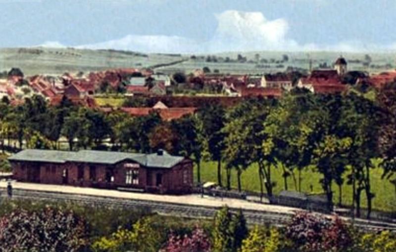 fot. nieznany 
Göritz (Oder). Widok na budynek przystanku osobowego niezmienionego do dziś. W tle miasto Göritz (Oder), późniejsza wieś Górzyca Odrzańska. Obraz