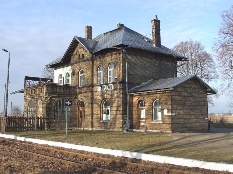 fot. Krzysztof Urbaniec 
Widok na budynek dworca od strony peronu i wjazdu z Międzyrzecza. Zdjęcie wykonane około godziny 13. Obraz