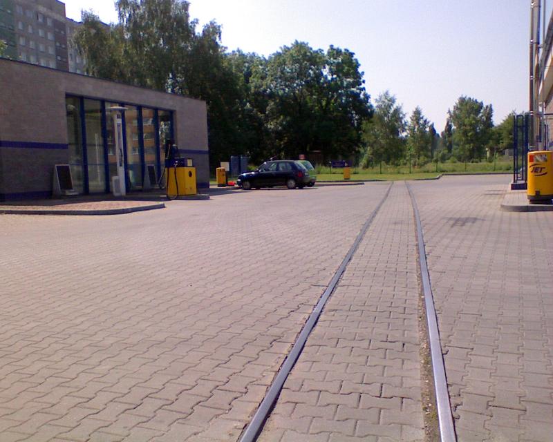 fot. D. Wójcik 
Widok na budynek dworca. Jedyne tory, które zostały po tej linii, reszta została rozkradziona. Tory znajdują się na terenie stacji benzynowej. Obraz