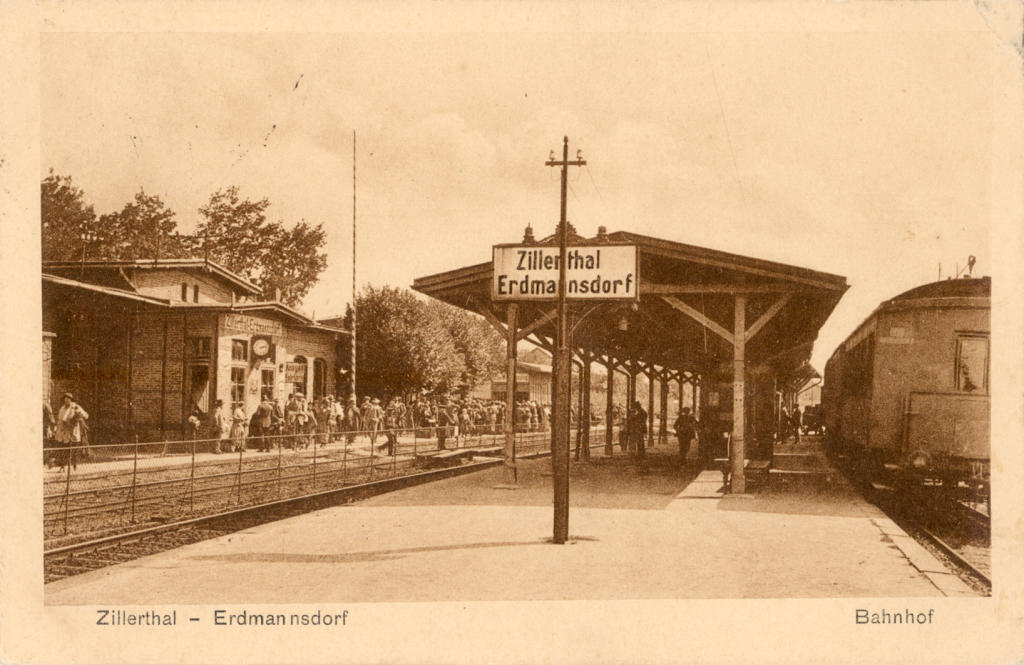 fot. nieznany 
Zdjęcie z 1920 r. Widać, że w stacja była inna. Bardziej zadbana, na pewno.
Ze zbiorów Adama Pacześniaka. Obraz