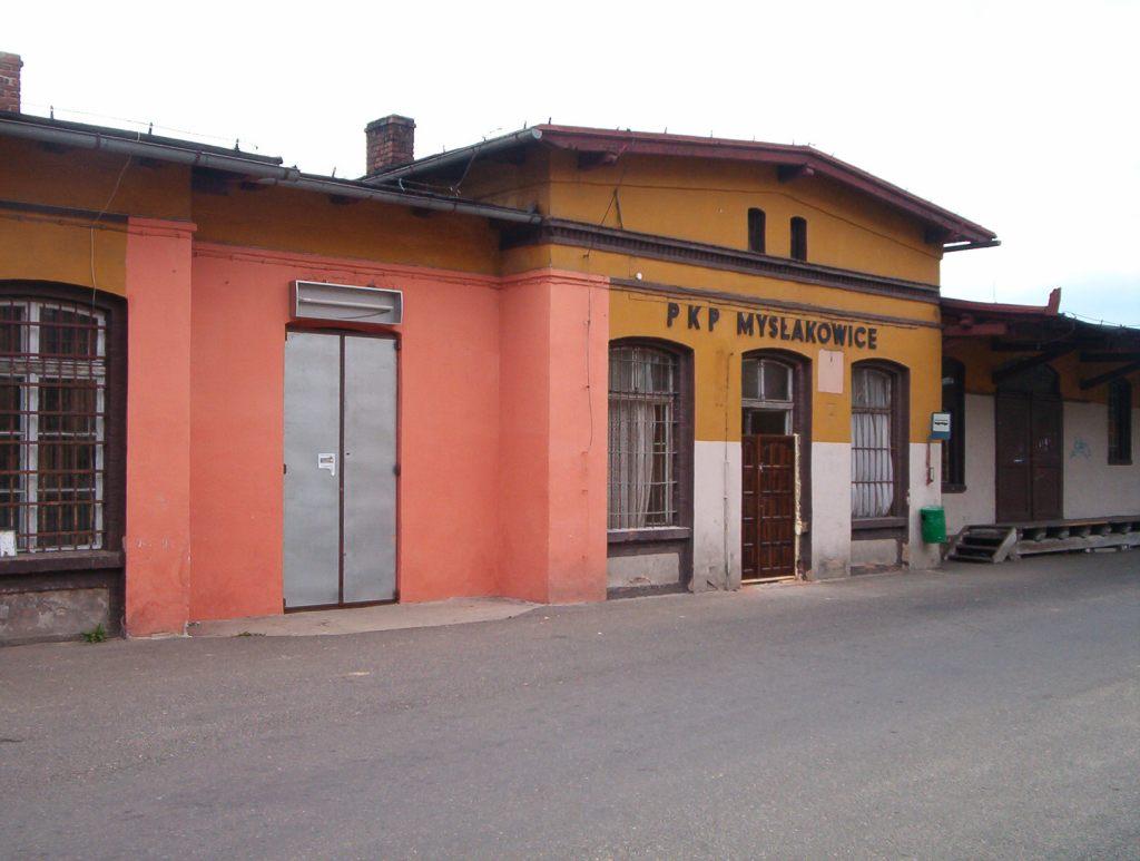 fot. Marek Potocki 
Budynek od strony szosy. Obraz