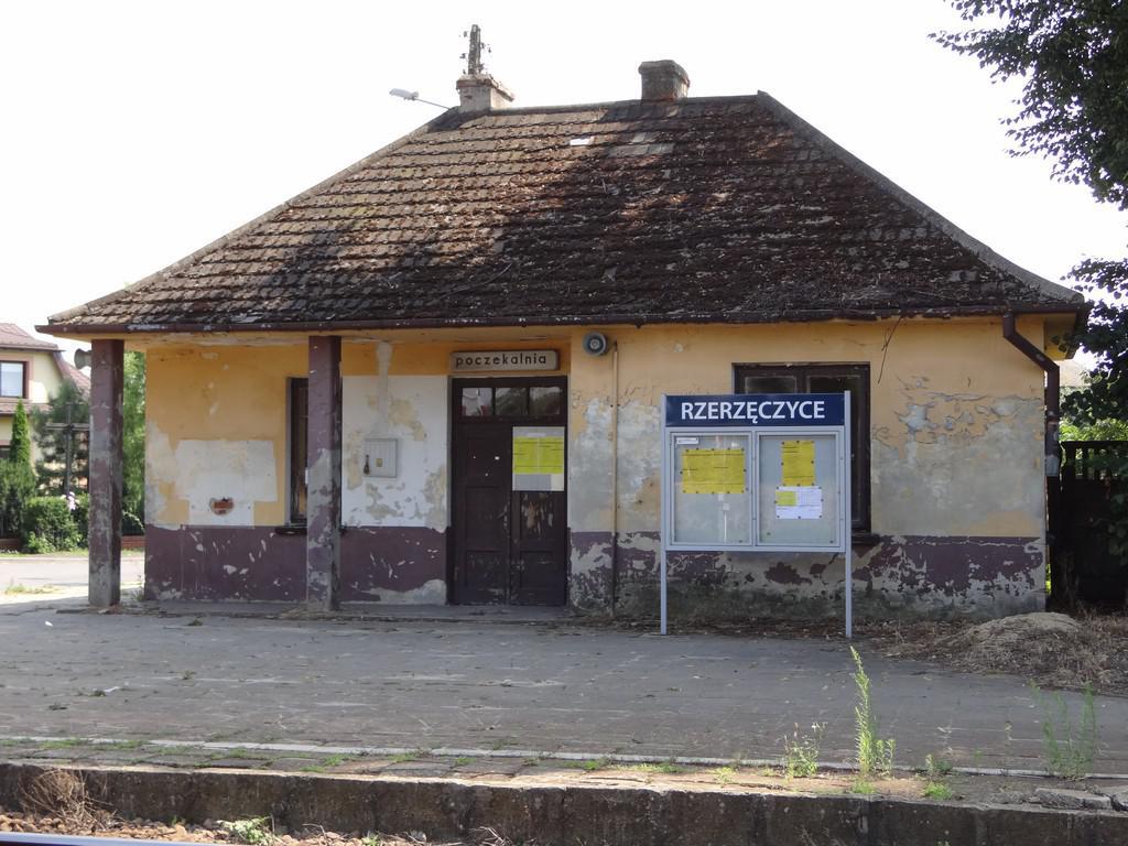 fot. Przemysław Więcek 
Budynek dworcowy od strony peronów. Perony boczne zewnętrzne. W lewo Radomsko, w prawo Częstochowa. 210,5 km. Obraz