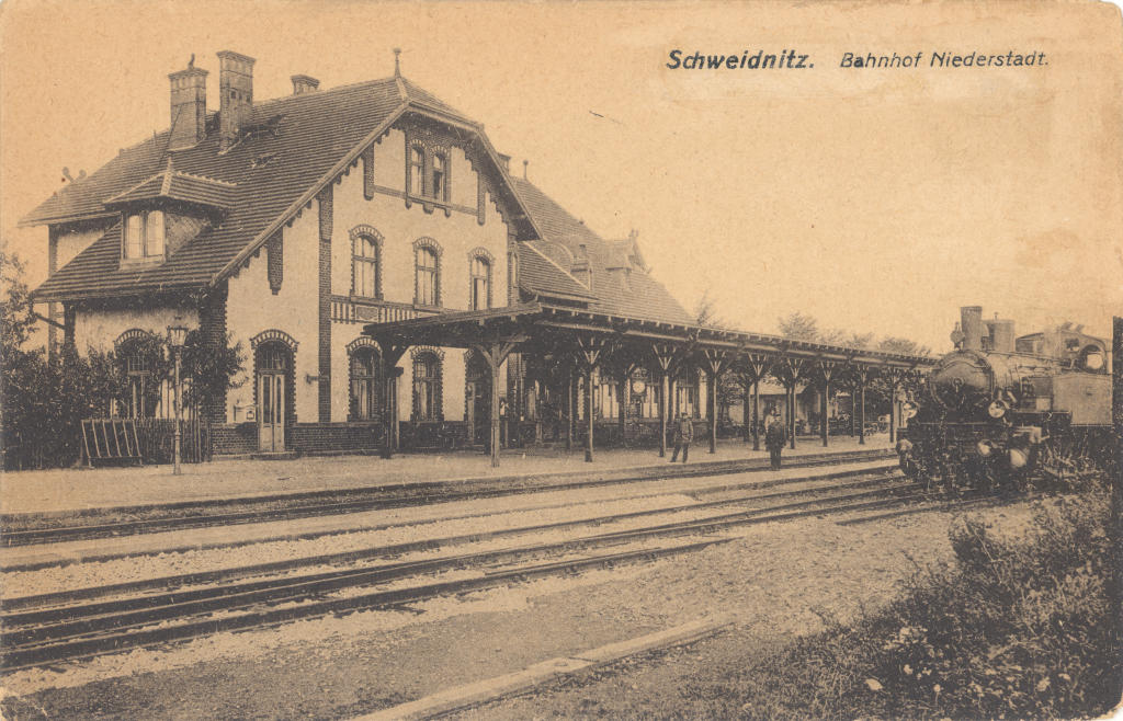 fot. nieznany 
Widok na budynek dworca i perony w kierunku północnym. W prawo wyjazd do Kobierzyc/Wrocławia, w lewo wyjazdy do Świdnicy Kraszowic i Świdnicy Miasto. Ze zbiorów Adama Pacześniaka. Obraz