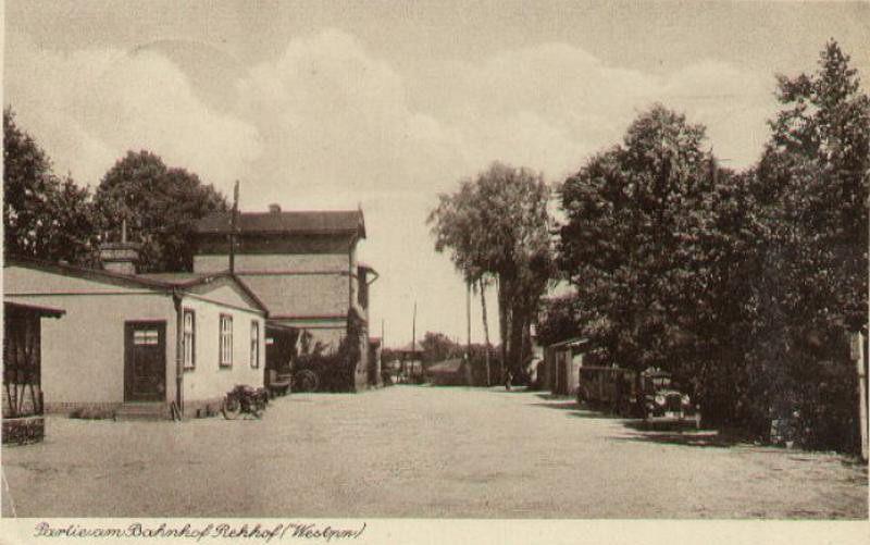fot. nieznany 
Stara pocztówka. Budynek dworca od strony drogi. Obraz