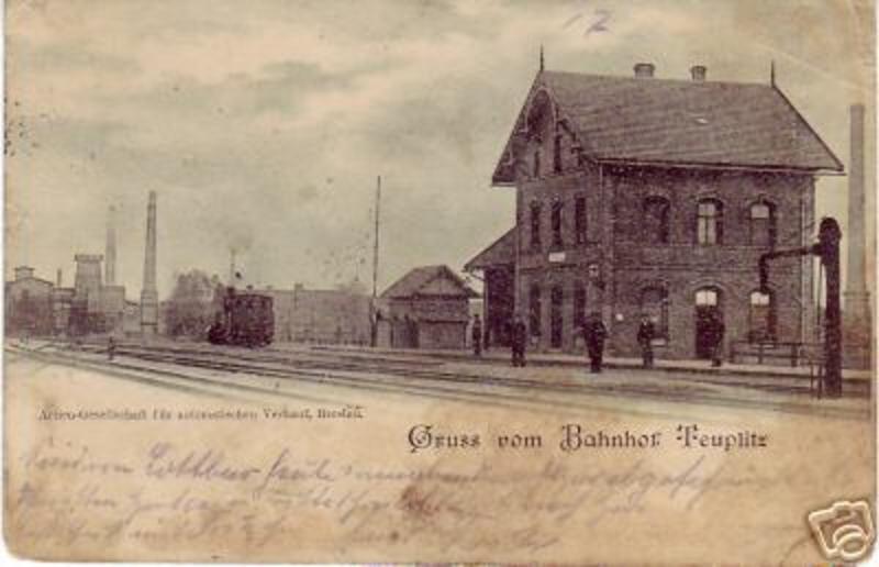fot. nieznany 
Budynek dworca i perony 1, 2. W tle cegielnia, obecnie nieistniejąca. Widok w kierunku południowo-wschodnim; w lewo Sieniawa Żarska/Żary i Łęknica/Bad Muskau. Obraz