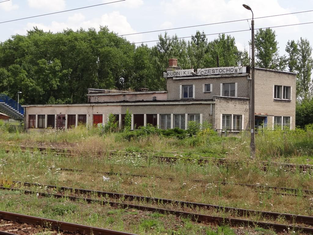 fot. Przemysław Więcek 
Budynek dworcowy od strony peronu. W lewo Radomsko, w prawo Częstochowa. 217,7 km. Obraz