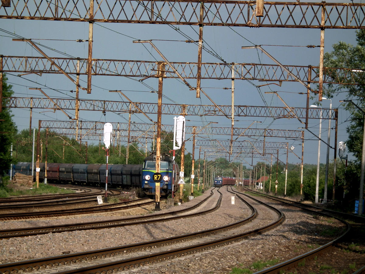 fot. andrzejkoza 
Od prawej: łącznica Lubliniec-Droniowiczki,2 tory lini 143,linia z Pyskowic,2 tory linii 61,bocznica do Turbo Care. Pociąg zatrzymany na semaforze na 40 km linii z Pyskowic przepuszcza ten widoczny jadący od strony Kalet (z samochodami). Obraz