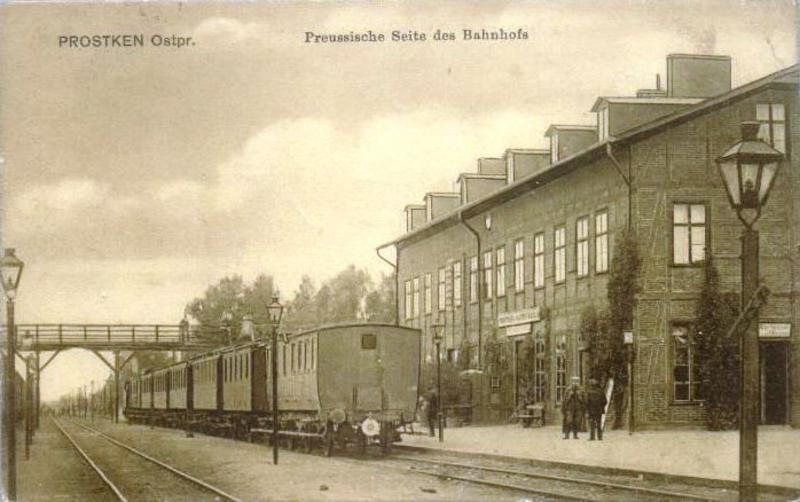 fot. nieznany 
Stara pocztówka. Teren stacji kolejowej. Po prawej stronie dworzec. Widok od strony Grajewa/Białegostoku. Obraz