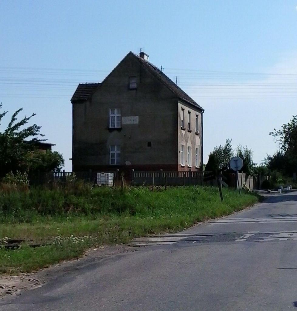 fot. Krzysztof  Szymkiewicz 
Kolejowy budynek mieszkalny. Napis bardzo wyblakły i już słabo czytelny. Widok w kierunku południowym. W lewo perony/Gostyń, w prawo Kąkolewo/Leszno. Obraz