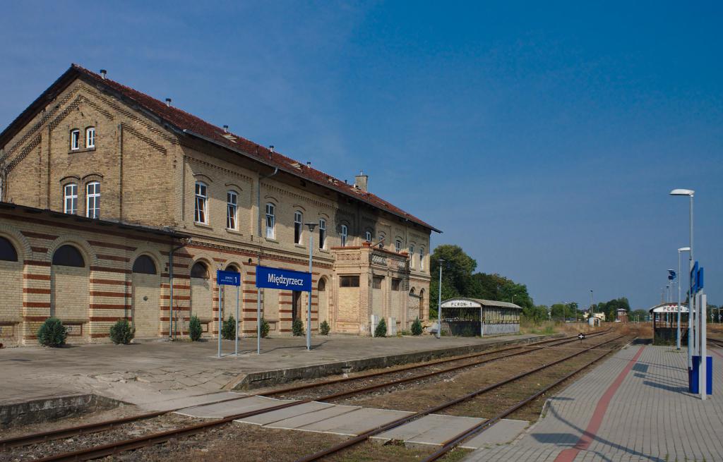 fot. Marek Potocki 
Stacja Międzyrzecz, budynek dworcowy i perony. widok w stronę Gorzowa. Obraz
