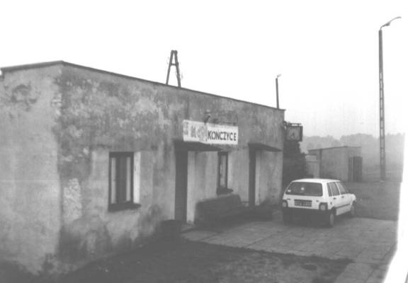 fot. Romek Pytel 
Budynek dworcowy i peron. Widok w kierunku południowo-zachodnim (Cieszyn). Obraz