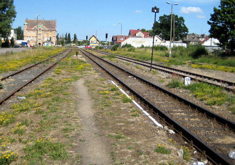 fot. Paweł Ukole 
Stacja PKP Nowogard. Widok w kierunku Płotów. Wydeptana ścieżka między torami to jedna z dróg prowadzących na stację. Obraz