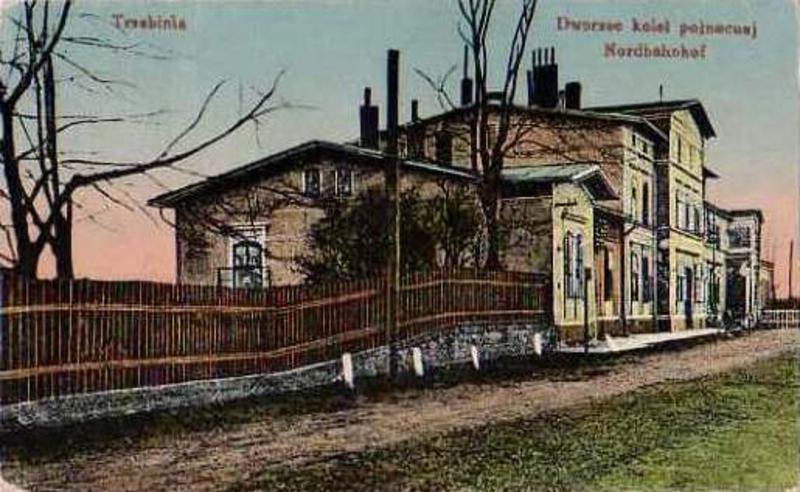fot. nieznany 
Stara pocztówka. Dworzec kolejowy od strony drogi. Obraz