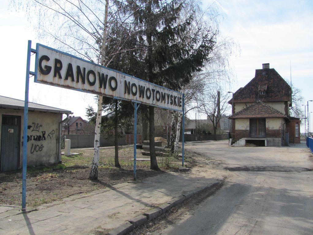 fot. Adam Skowroński 
Tablica z nazwą przed budynkiem stacji, która nie doczekała się jeszcze modernizacji. Widok w kierunku Sulechowa. Obraz