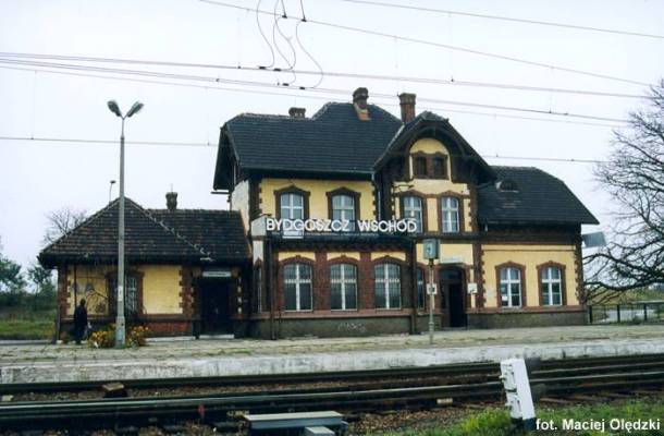 fot. Maciej Olędzki 
Budynek dworca od strony peronów; w prawo Toruń, Unisław Pomorski/Chełmża, w lewo Bydgoszcz Główna, Maksymilianowo. Obraz