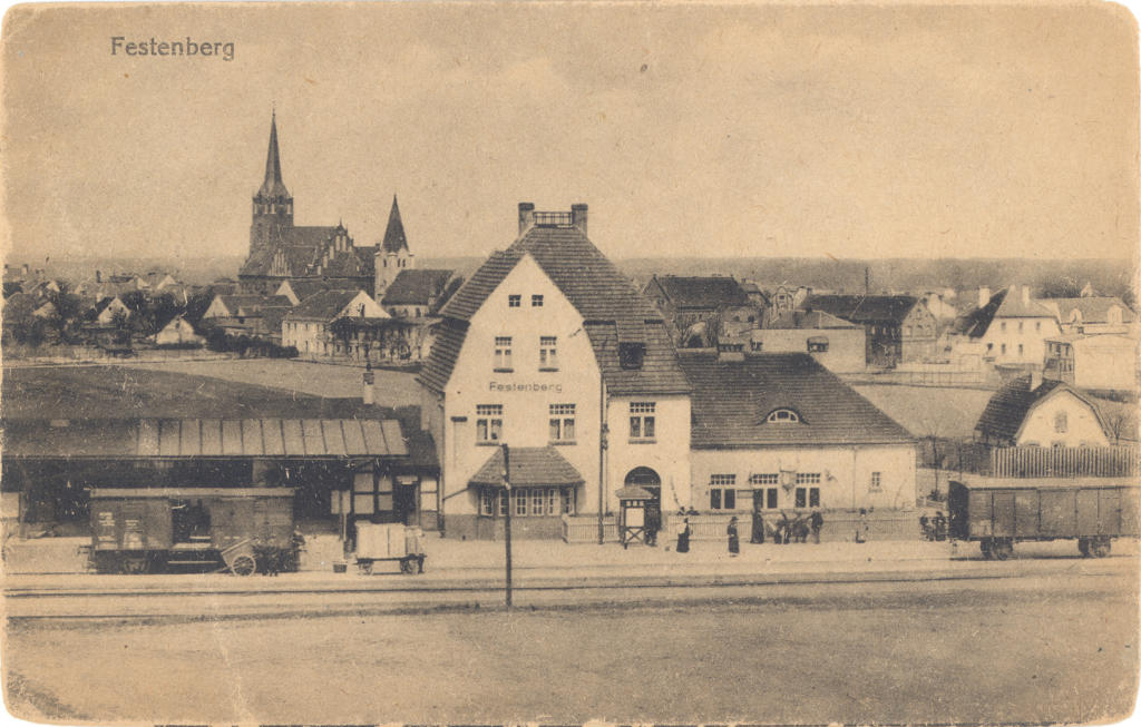 fot. nieznany 
Widok na dworzec kolejowy.
Ze zbiorów Adama Pacześniaka. Obraz