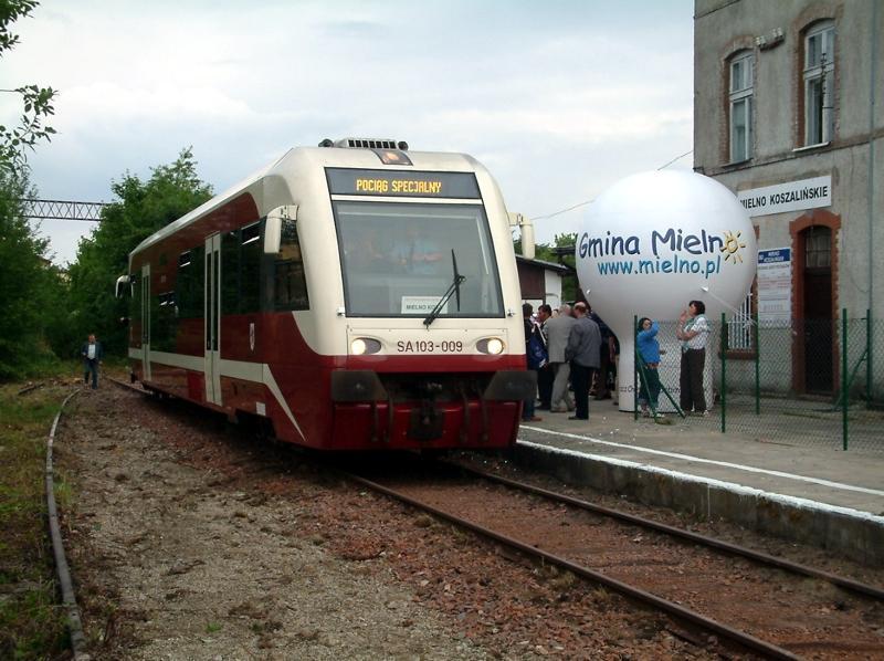 fot. http://pkp.szczecin.pl 
Pierwszy uroczysty przejazd na zrewitalizowanej linii Koszalin - Mścice - Mielno Koszalińskie (dawniej nawet do Unieścia). Z prawej fragment dawnego dworca. Widok od strony Mścic/Koszalina. Obraz