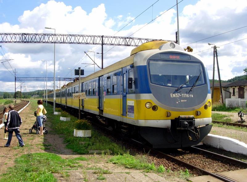 fot. Bartek Jaszczur 
Widok charakterystyczny dla stacji w Pogorzelicach Lęborskich. EN57-1116+EN57-758 jako pociąg SKM 5827 (Gdańsk Gł- Słupsk) oczekuje na przyjazd pociągu SKM 8528 (Słupsk- Gdynia Główna). Widok od strony Słupska. Obraz