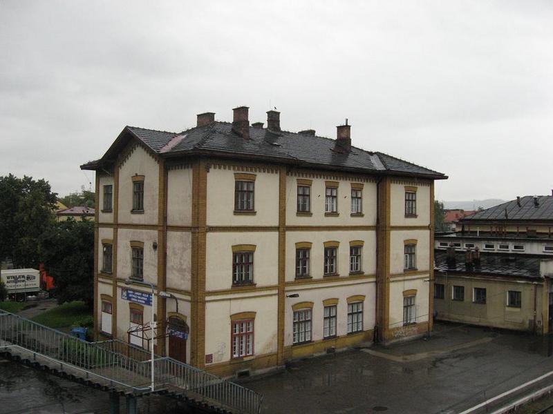 fot. wasiukibic 
Jeden z budynków kolejowych widziany z kładki dla pieszych. Obraz
