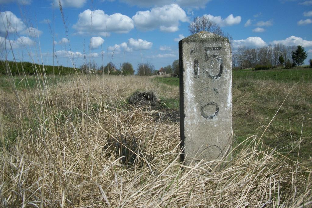 fot. Krzysztof Brankowski 
Słupek hektometryczny 15.6 miedzy stacjami Pawłowice Namysłowskie i Gołębice - widok w stronę Sycowa. Obraz