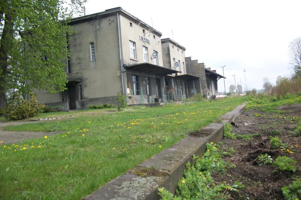 fot. Krzysztof Brankowski 
Dawny budynek dworca i magazyn towarowy od strony peronów i wjazdu z Bukowej Śląskiej/Namysłowa. Na parterze dworca mieściła się nastawnia dysponująca. Obraz