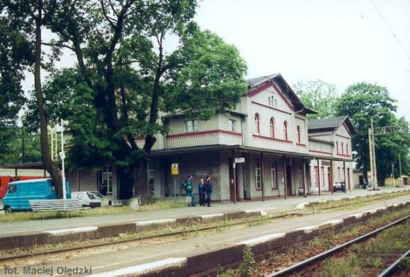 fot. Maciej Olędzki 
Budynek dworca od strony peronów południowych (1 i 2) i wjazdów z Zielonej Góry i Sulechowa. Perony po tej stronie dworca są dedykowane do obsługi ruchu na lk 273. Obraz