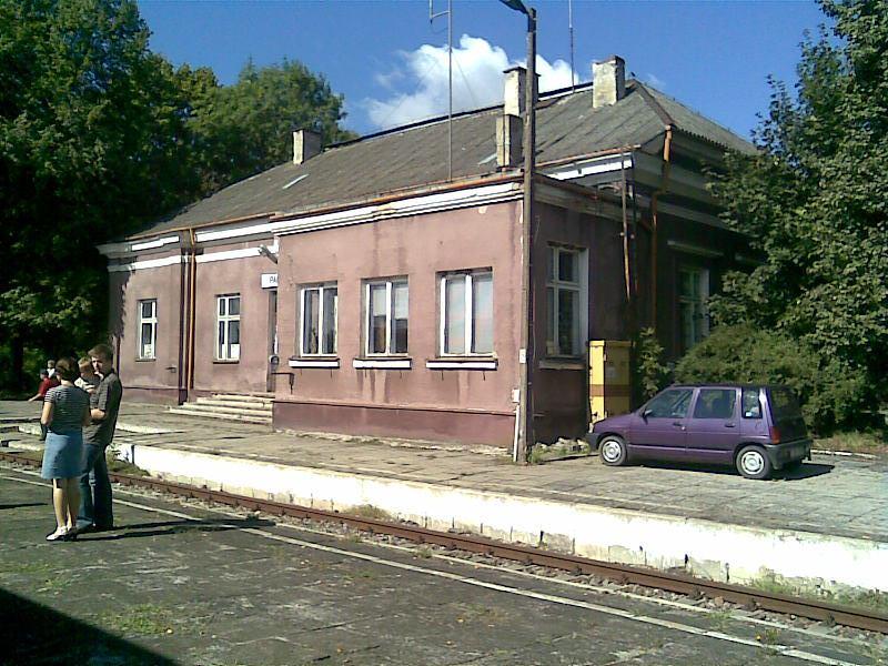fot. SP32ST88 
Parczew. Budynek Dworca od strony peronu; w lewo Lublin, w prawo Łuków. Obraz