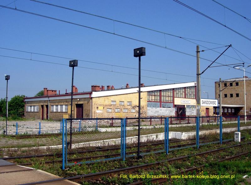 fot. jaszczurek@autograf.pl 
PKP Sandomierz. W końcu coś zaczęło się dziać wokół sandomierskiego dworca- na co dzień zapomnianego… Poczekalnia znajdzie swoje nowe przeznaczenie- będzie DYSKOTEKĄ! !! Widok od strony przejścia między peronami. Obraz
