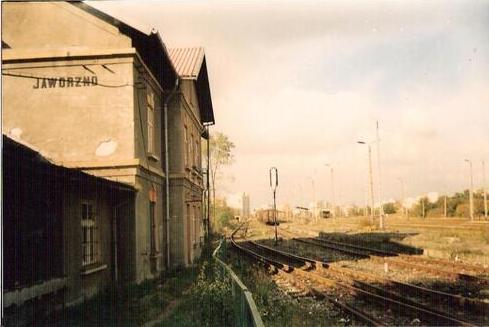 fot. Dawid Staszkiewicz & Michał Kumor 
Rok 1997 z lewej strony widoczny budynek stacyjny, w dali w torze nr 1 przy peronie-4 węglarki i lok SM31-050 jako pociąg z KWK Sobieski. Budynek jest podobny konstrukcją do budynku stacyjnego w Bolęciniu, ta sama myśl architektoniczna. Obraz