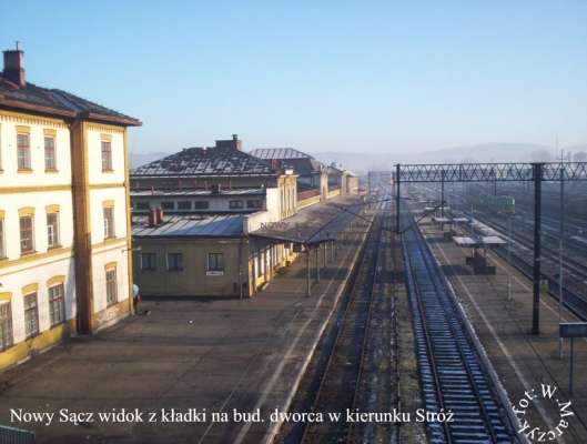 fot. Wacław Marczyk 
Kolejowy budynek mieszkalny, budynek dworca i perony. Zdjęcie wykonane z kładki nad torami. Widok w kierunku północno-wschodnim, od strony wjazdów z Muszyny i Chabówki. Obraz