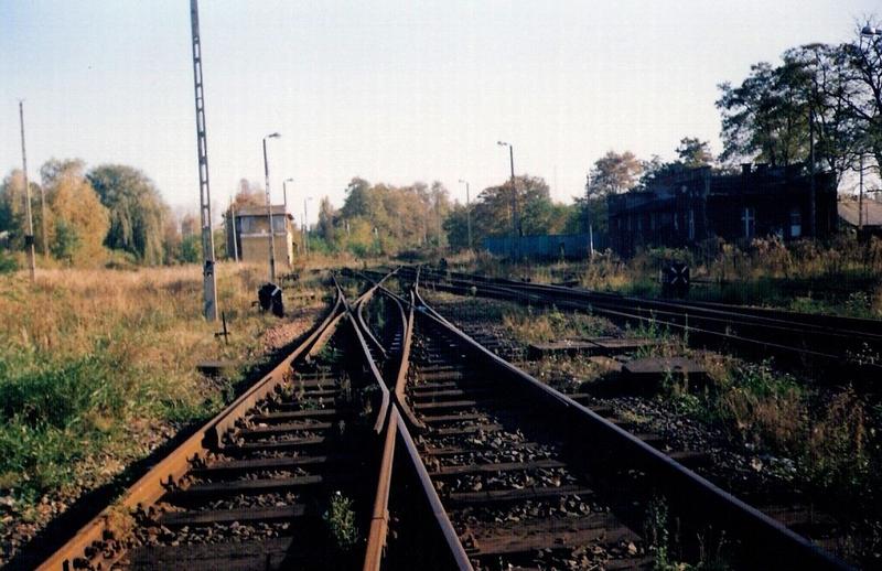 fot. Dawid Staszkiewicz 
Zdjęcie z torowiska na nastawnię dysponującą JOR, z prawej budynki stacyjne. Obraz