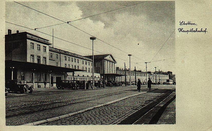 fot. nieznany 
Budynek dworca od strony ulicy.
Ze zbiorów Miłosza Telesińskiego. Obraz