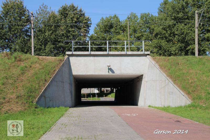 fot. Gerson 
Tunel pieszo-rowerowy pod dawnym przystankiem osobowym. W lewo Police, w prawo Trzebież Szczeciński. Obraz