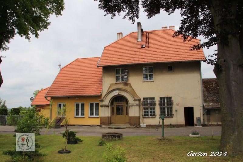fot. Gerson 
Budynek dworca. W lewo Wysoka Kamieńska, w prawo Płoty. Obraz