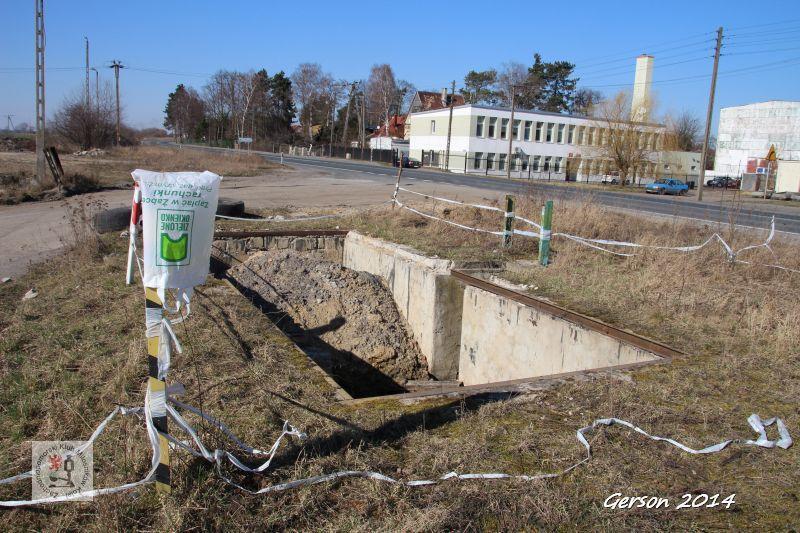 fot. Gerson 
Fundament wagi samochodowej znajdujący się na placu składowym. Widok w kierunku Pyrzyc. Obraz