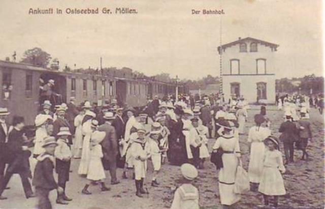 fot. nieznany 
Widok na stację kolejową. W tle budynek dworca. Widok od strony Mścic/Koszalina. Obraz