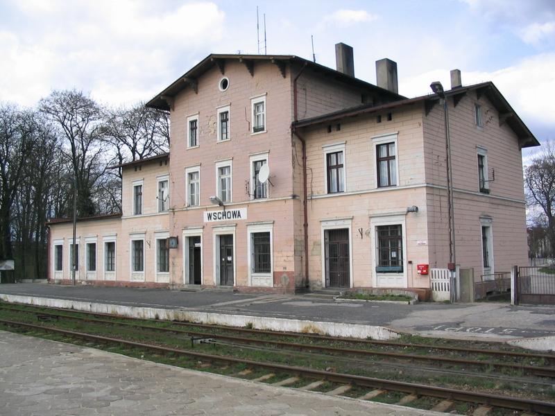 fot. Rysiek Choiński 
Budynek dworca. Widok od strony peronów; w lewo Grodziec Mały/Głogów i (kiedyś) Lipinka Głogowska, w prawo Leszno. Kierunek północno-zachodni. Obraz