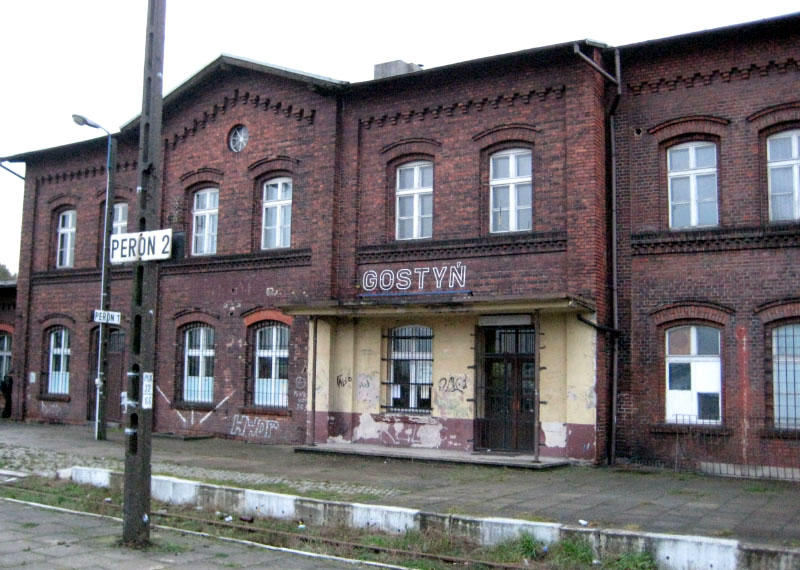 fot. Pawel Ukole 
Budynek dworca od strony peronów. Widok w kierunku południowym; w lewo Jarocin, Krobia i (dawniej) Koźmin, przez Piaski Wielkopolskie, w prawo Kąkolewo/Leszno i Kościan. Obraz