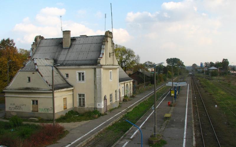 fot. asko 
Budynek dworca i perony. Widok od strony wjazdu z Sierpca. Zdjęcie wykonane z kładki dla pieszych. Obraz