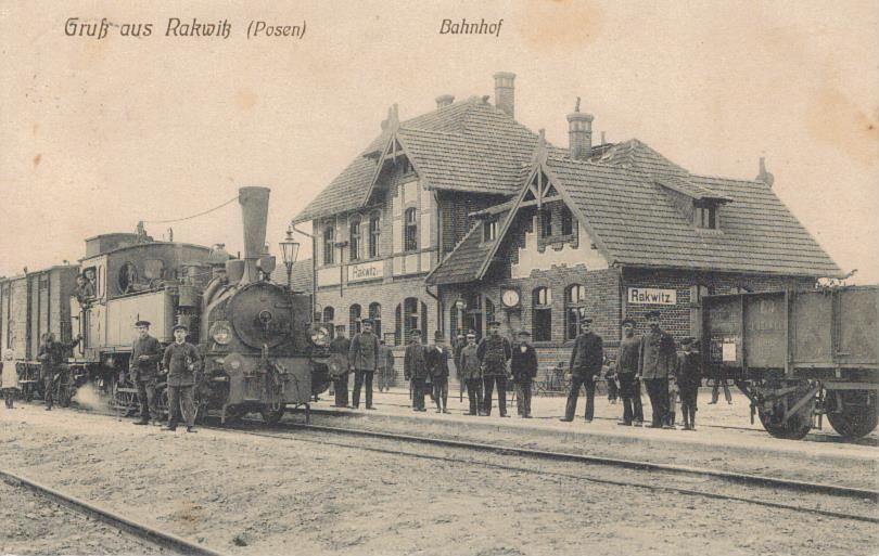 fot. nieznany 
Budynek dworca od strony peronów. W prawo Wolsztyn, w lewo Grodzisk Wielkopolski. Obraz