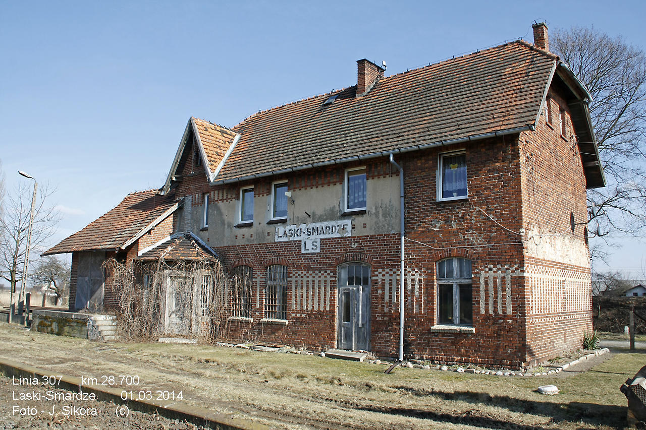 fot. Jacek  Sikora 
Zlikwidowana w 2014 roku linia 307. Stacja Laski-Smardze, km.28.700, widok od strony peronów. Torowisko już zlikwidowane. Obraz