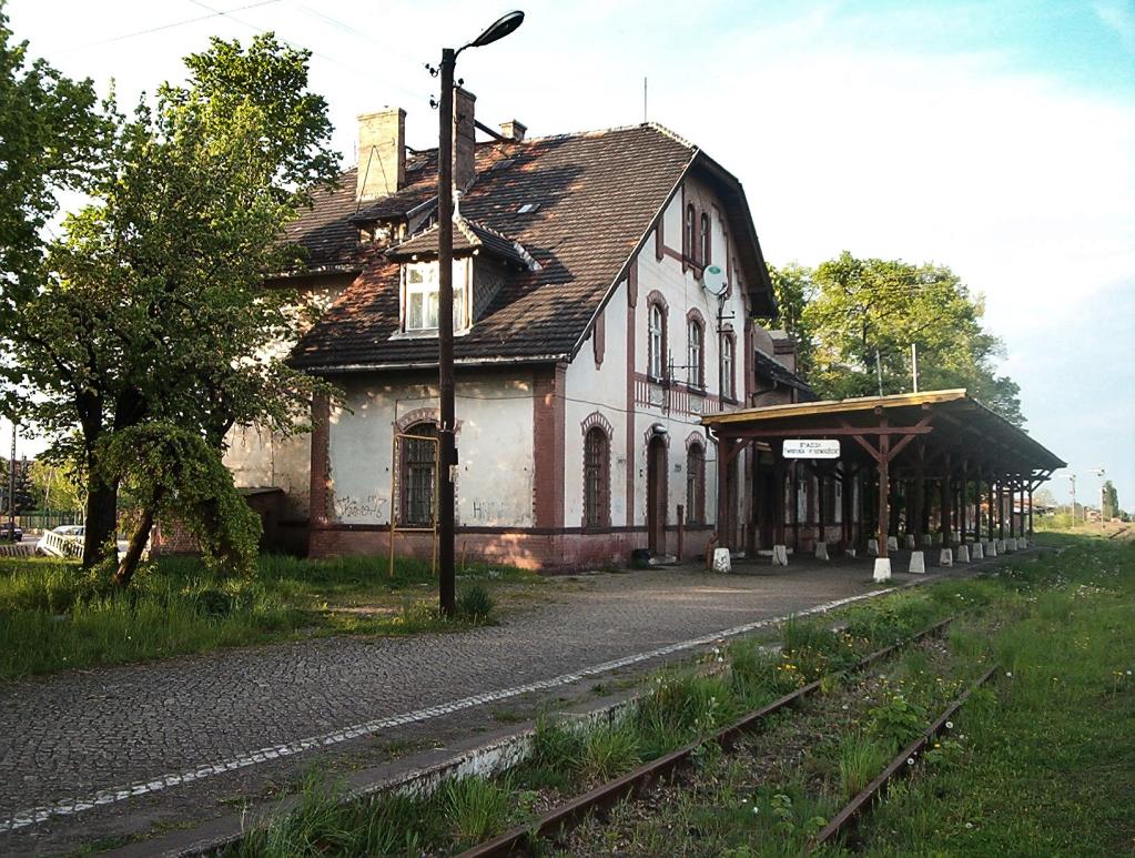 fot. Marek Potocki 
Budynek dworca i perony. Widok od strony Świdnicy Miasto i Świdnicy Kraszowice w kierunku północno-wschodnim. Obraz