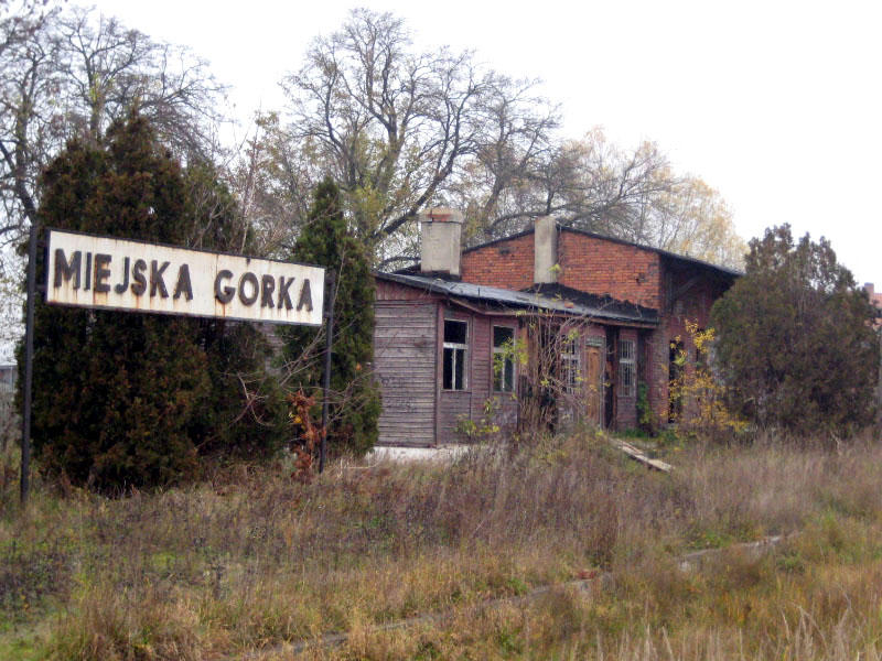 fot. Paweł Ukole 
Dawna stacja PKP Miejska Górka. Widok ogólny na istniejące jeszcze zabudowania stacji. Obraz