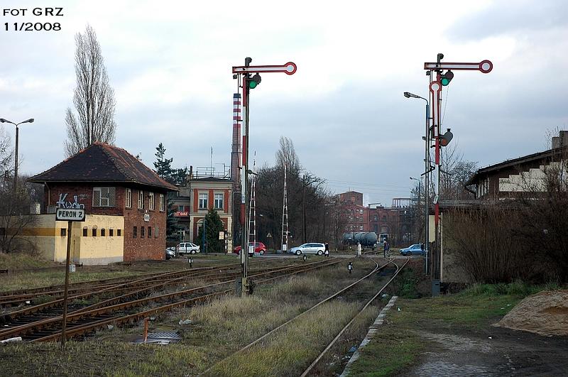 fot. Maciej Grzywaczewski 
Stacja Gostyń, widok w kierunku Jarocina, Krobi i (dawniej) Koźmina, przez Piaski Wielkopolskie (wschód). Z lewej nastawnia dysponująca. W tle przejazd przez ul. Poznańską. Obraz