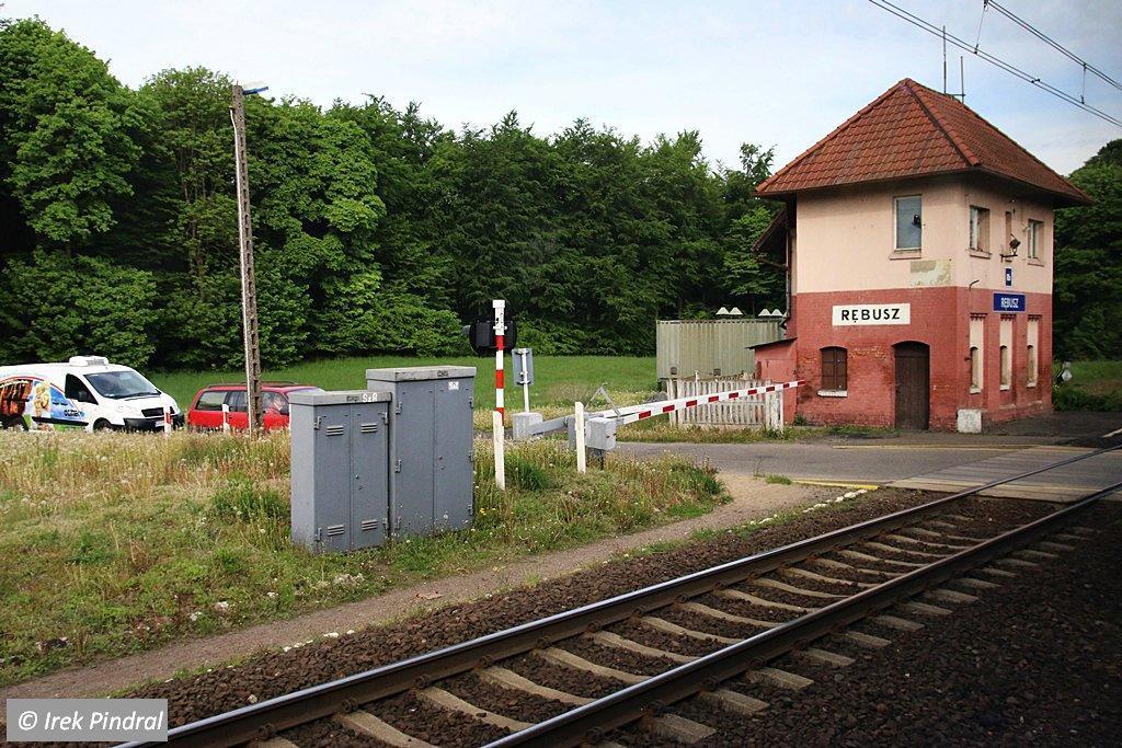 fot. irek 
Rębusz - przejazd kolejowy i nastawnia dysponująca. Widok w kierunku Choszczna/Stargardu. Obraz