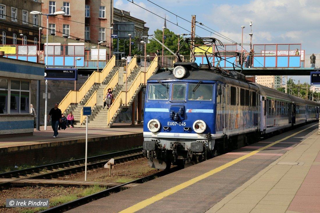 fot. irek 
Szczecin Główny - peron 2, gotowy do odjazdu TLK Pogoria, w głębi schody na peron 3. Obraz