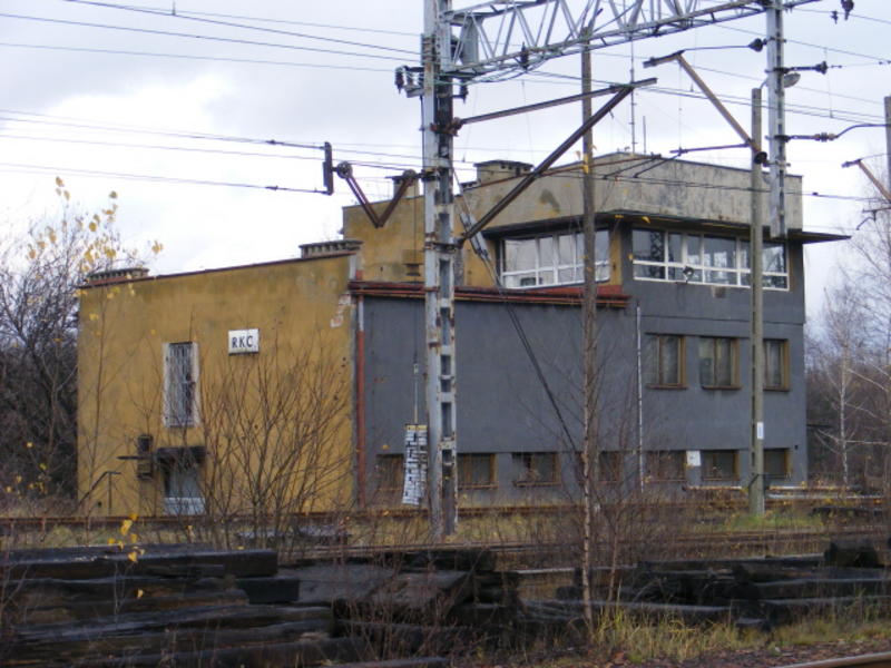 fot. manizyn 
Nastawnia dysponująca RKc na wschodniej głowicy stacji. W lewo do Gliwic, w prawo do Chorzowa Batorego lub Katowic Ligoty. Obraz