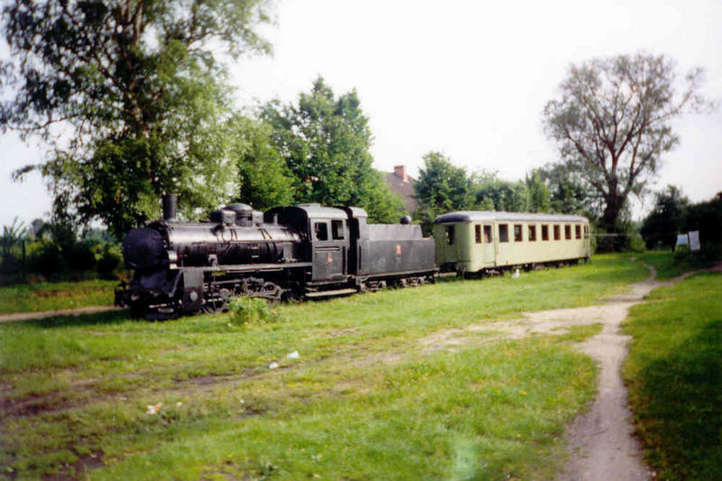 fot. Dariusz 
Pamiątka po kolejce. Ekspozycja taboru, jeszcze na dawnej stacji Praszka Wąskotorowa. Ocalony jako pomnik Px48 1770 i wagon 1Aw. Obraz