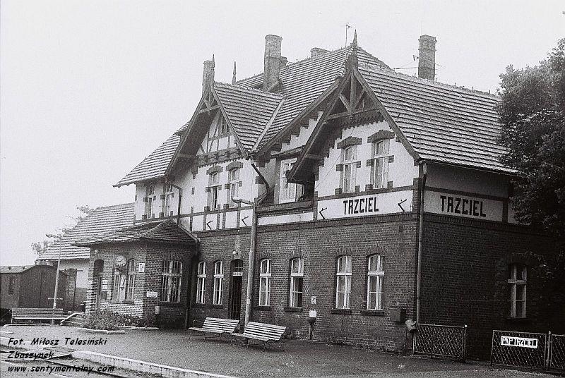 fot. Miłosz Telesiński - Zbąszynek 
Stacja Trzciel w 1986 roku. Ten budynek podczas mych odwiedzin służył jeszcze jako w pełnym zakresie działająca stacja. Wyeksponowany zegar, tuż po wojnie przeniesiono tu z Międzychodu. Do końca działała tu sprawna centralka telefoniczna "kołkowa", którą potem tu zamieszę. Obraz