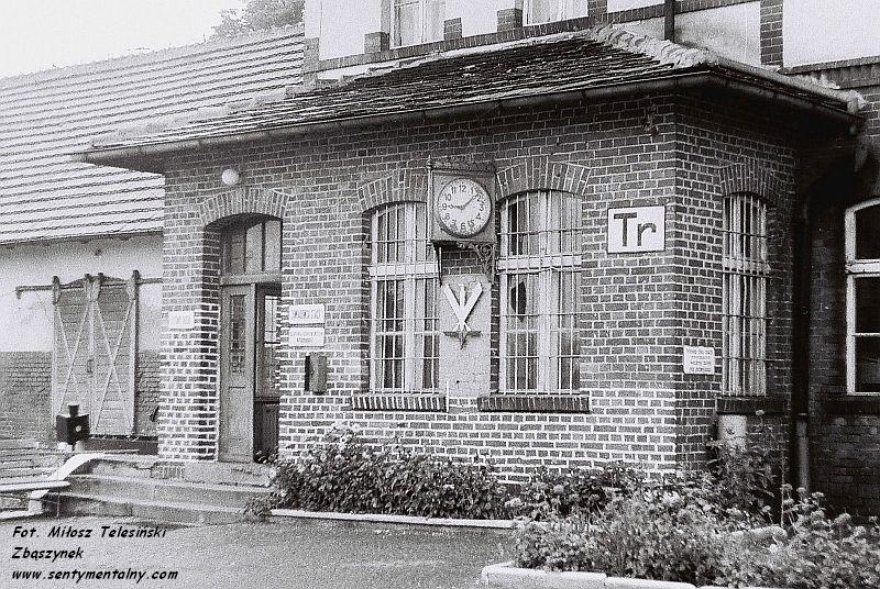 fot. Miłosz Telesiński - Zbąszynek 
Dyżurka w Trzcielu. Widzimy tu fragment pięknej stacji, która tuż po wojnie była odbudowana ze znacznych zniszczeń, żeby znów zniknąć z pamięci. Postaram się choć w dostateczny sposób z czasem zapoznać innych z widokami tego romantycznego dworca jako fragmentu "Międzychódki". Obraz